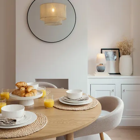 Number 20-free Parking And Walking Distance Into *