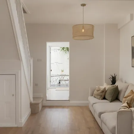 Number 20-free Parking And Walking Distance Into *