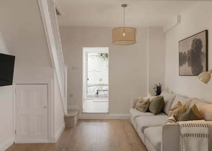 Number 20-free Parking And Walking Distance Into *